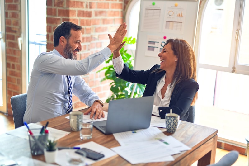 Equipo de ventas colaborando en oficina